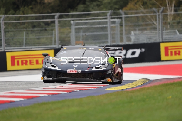 Rennfahrzeug auf der Rennstrecke