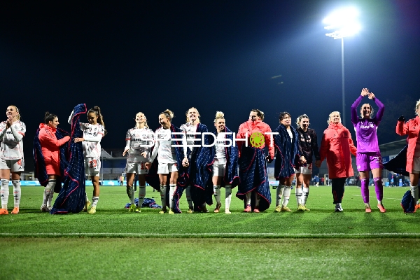 Spielerinnen feiern gemeinsam