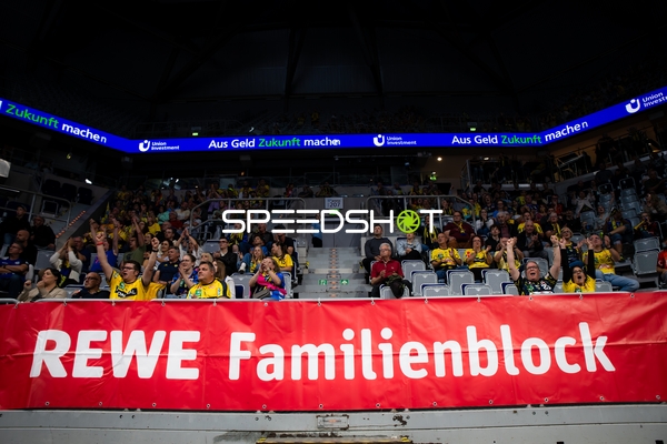Fans im Familienblock feiern