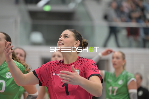 Pippa Molenaar (1; USC Münster) mit erhobenen Armen