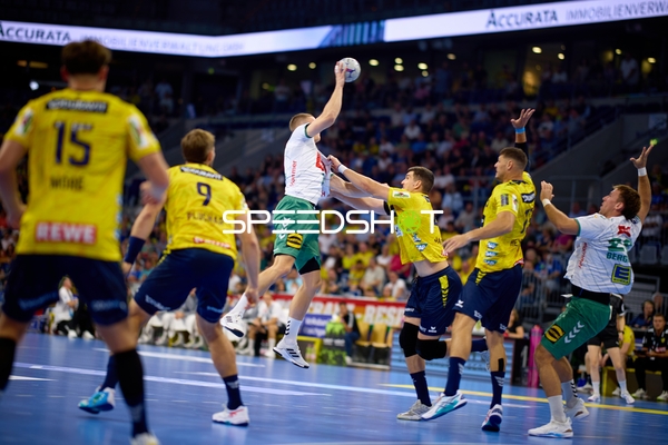 Handballspiel mit intensiver Abwehr