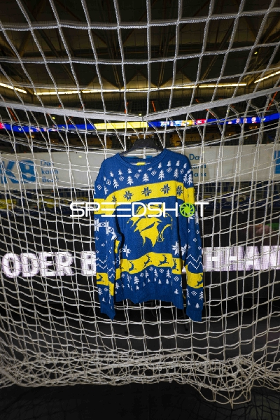 Pullover im Handballtor