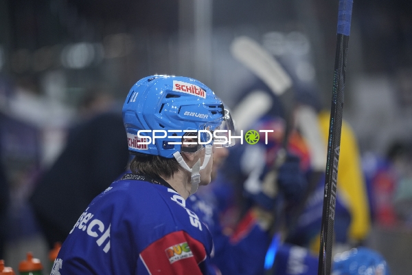 Spieler Keanu Derungs (11; EHC Kloten) auf der Bank