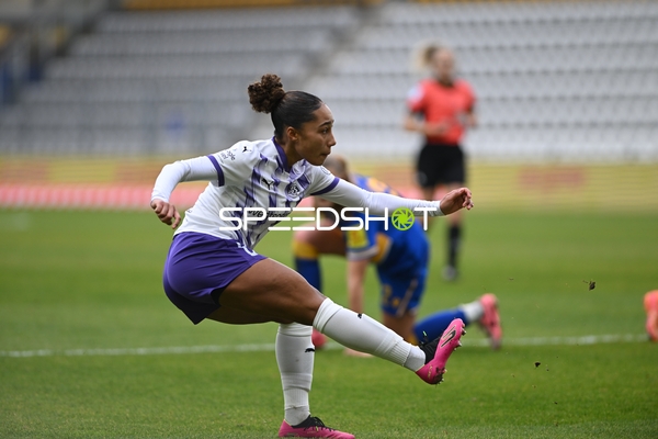 Schuss von Vanessa Fürst (8; SGS Essen)