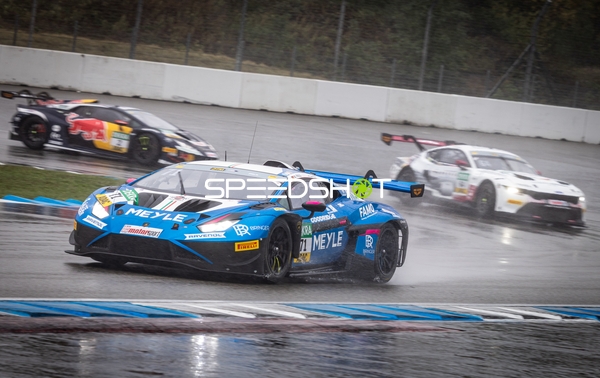 Rennfahrzeuge in Kurve