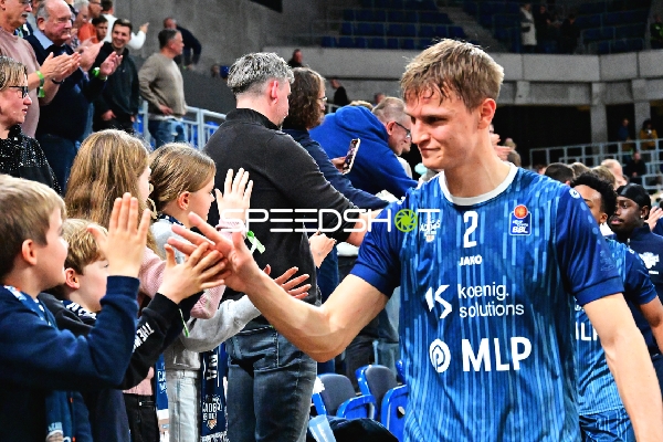 Niklas Würzner (2; MLP Academics Heidelberg) bei Interaktion mit Fans