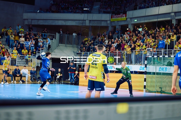 Ein Spieler von Rhein Neckar Löwen bereitet sich auf einen Wurf gegen den Torwart von ThSV Eisenach vor.