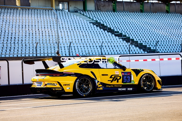 Gelber Rennwagen mit Startnummer 53 in der Boxengasse