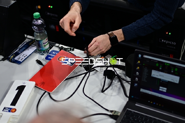 Basketball-Szene mit Technik am Tisch