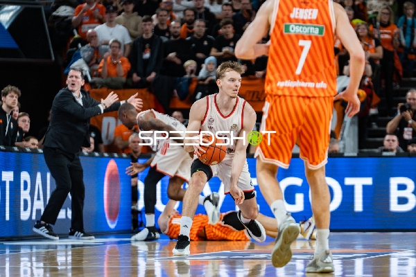 Spielszene mit Justus Hollatz (21; FC Bayern Basketball) und Alec Anigbata (7; Ratiopharm Ulm)