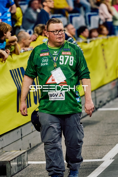 Person am Spielfeldrand