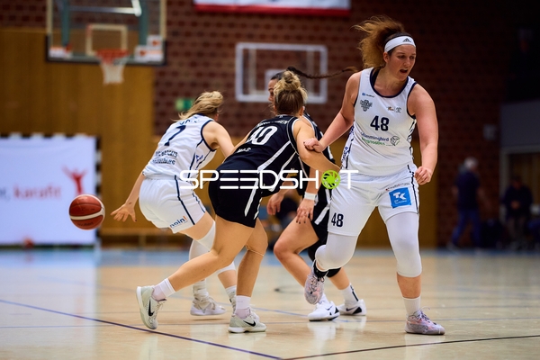 Anne Zipser (48; USC BaseCats Heidelberg) verteidigt