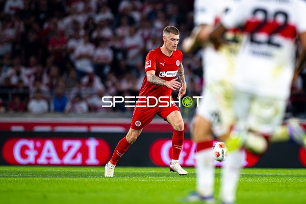 Eric Smith (8; FC St. Pauli) am Ball