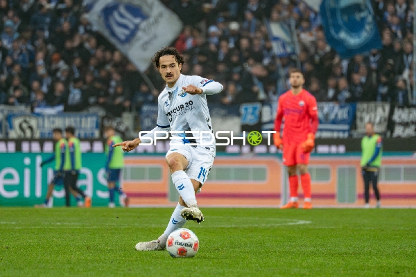 Mika Baur (9, SC Paderborn 07) Spieler mit Ball