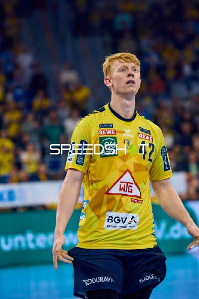 Ein Spieler von Rhein Neckar Löwen ist auf dem Spielfeld zu sehen.