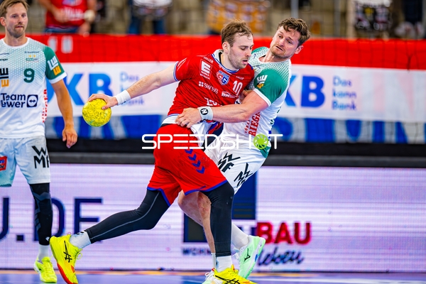 Tom Wolf (10, SG BBM Bietigheim) mit Ball gegen Andreas Flodman (9, Frisch Auf Göppingen)