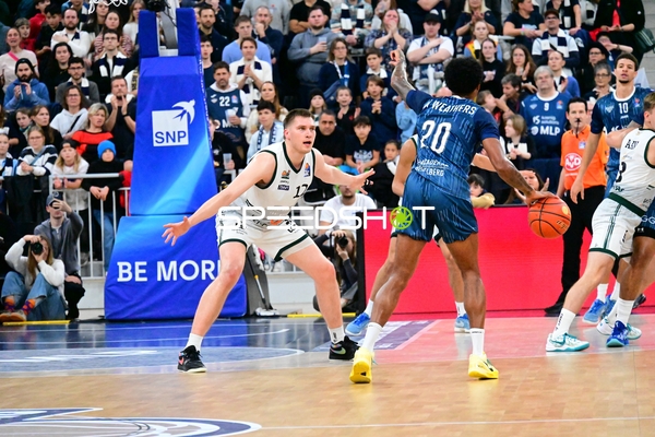 Samuell Williamson (10; MLP Academics Heidelberg) dribbelt gegen Marten Linßen (12; Gladiators Trier)