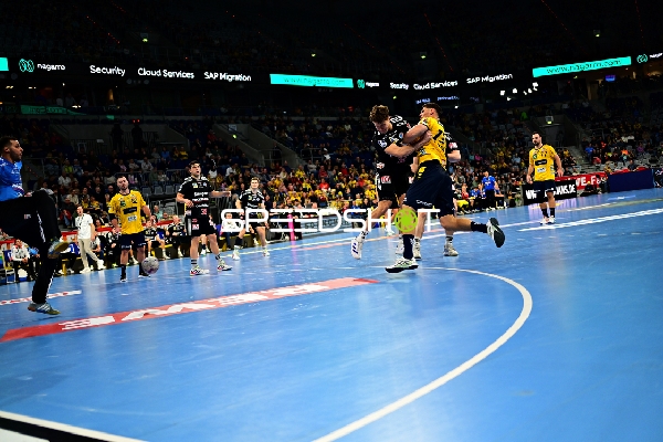 Dani Baijens (77; Rhein Neckar Löwen) und Jannik Kohlbacher (80; Rhein Neckar Löwen) im Zweikampf mit Khalifa Ghedbane (96; HC Erlangen) und Tobias Buck (39; HC Erlangen)