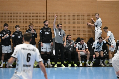 Jubel auf der Bank von Eric Johansson (21; THW Kiel) und Teamkollegen
