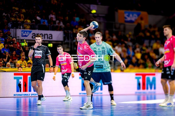 Wurf auf das Tor von Daniel Fernandez (6; TVB 1898 Stuttgart)