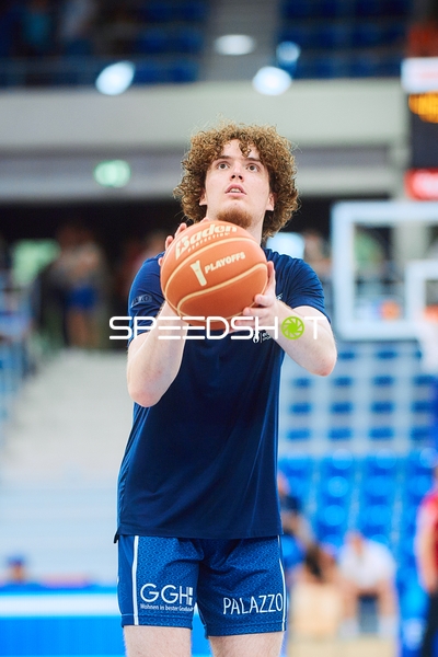 Evan Rietsch (7; MLP Academics Heidelberg) wirft auf den Korb