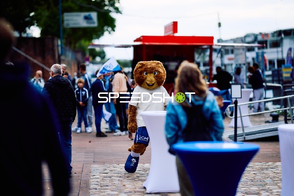 Maskottchen bei Teamvorstellung