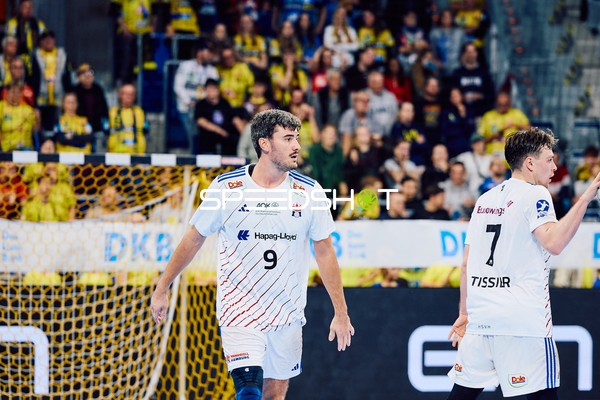 Spieler diskutieren auf dem Spielfeld