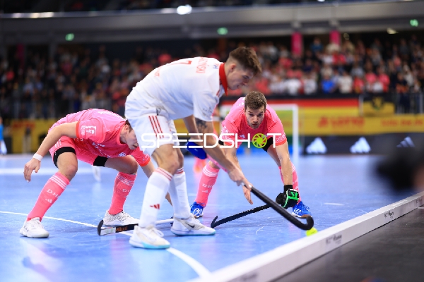 Anton Pöhling (12; Deutschland) im Zweikampf