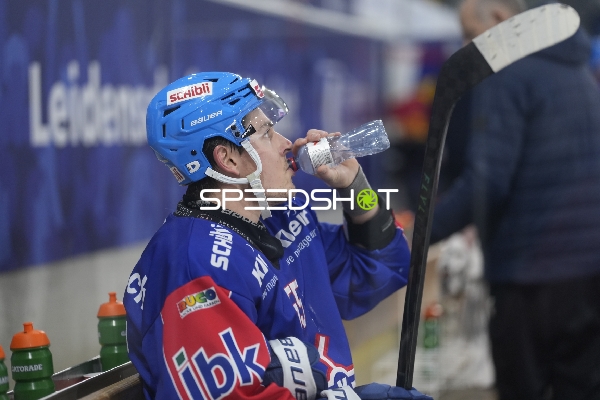 Max Lindroth (55; EHC Kloten) trinkt Wasser