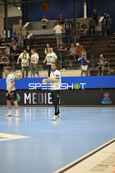 Dominik Mappes (21; HSG Wetzlar) und Lion Zacharias (50; HSG Wetzlar) positionieren sich