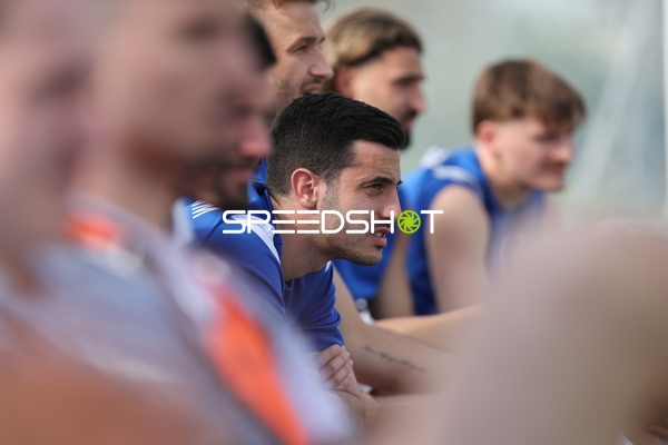 Spieler der FV Fortuna Heddesheim konzentriert vor Spielbeginn