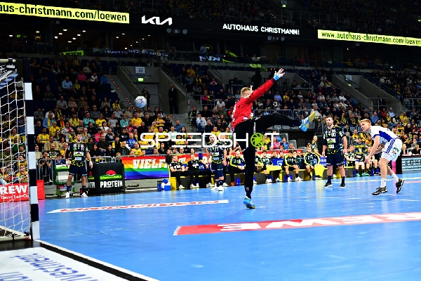 Robin Haug (16; HSV Hamburg) pariert Wurf