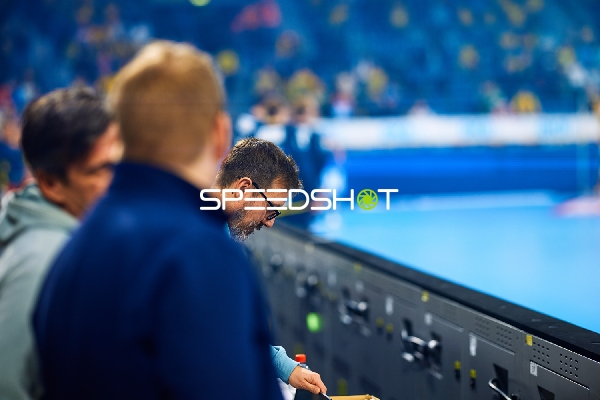 Fernsehcrew bereitet sich auf die Übertragung des Spiels vor.