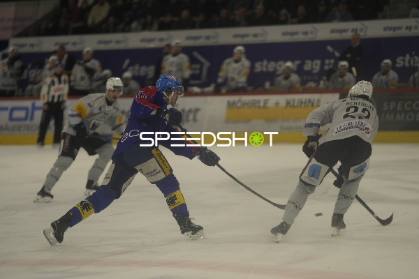 Brandon Gignac (10; EHC Kloten) mit Schussversuch