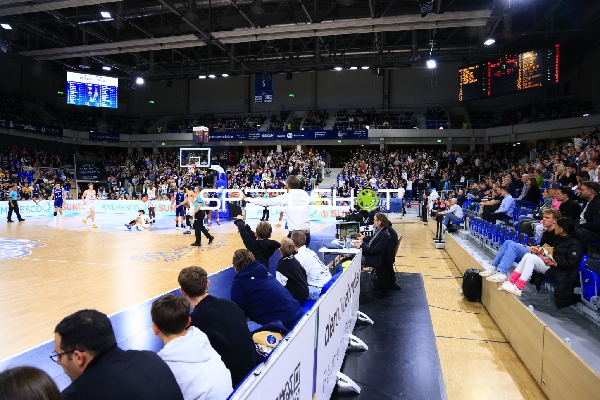 Basketball-Situation mit Spielern beider Teams