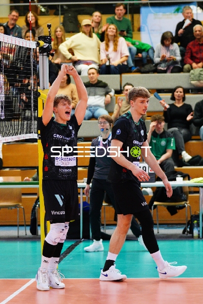 Spielszene mit Jakub Klajmon (15; TSV Haching München) und Oliver Wachtel (1; TSV Haching München)