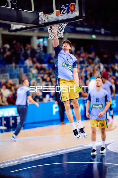 Alba Berlin Spieler mit Dunk im Aufwärmen
