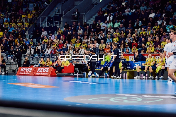 Betreuerteam spricht mit Spielern an der Seitenlinie