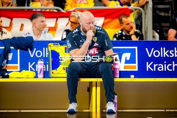 Co-Trainer Dragan Jerkovic (98;Rhein Neckar Löwen) analysiert Taktik