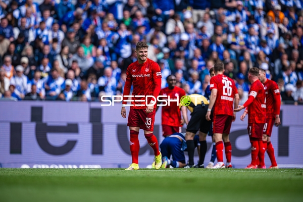 Spielunterbrechung mit Jan Elvedi (33, 1. FC Kaiserslautern), Filip Kaloc (26, 1. FC Kaiserslautern), Marlon Ritter (7, 1. FC Kaiserslautern)