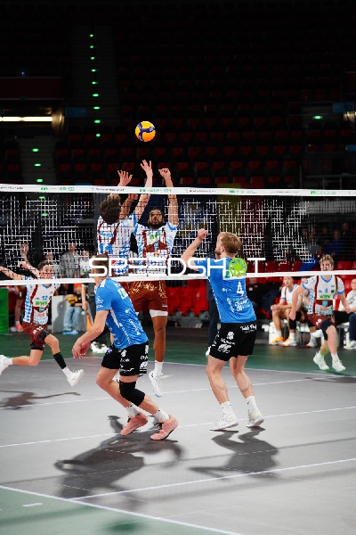 Spielszene mit Laurenz Welsch (12; WWK Volleys Herrsching) und Rasmus Meius (1; BigBank Tartu)