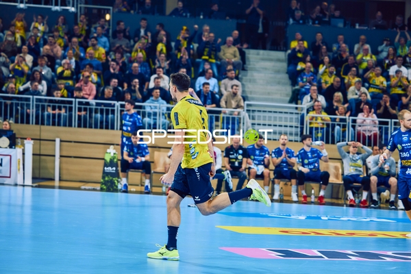 Ein Spieler der Rhein Neckar Löwen befindet sich im Lauf.
