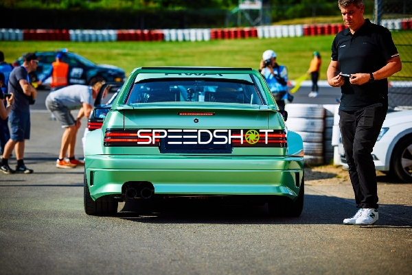 Rennfahrzeug in der Boxengasse
