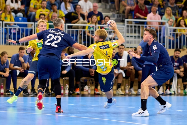 Spieler kämpfen um Ball