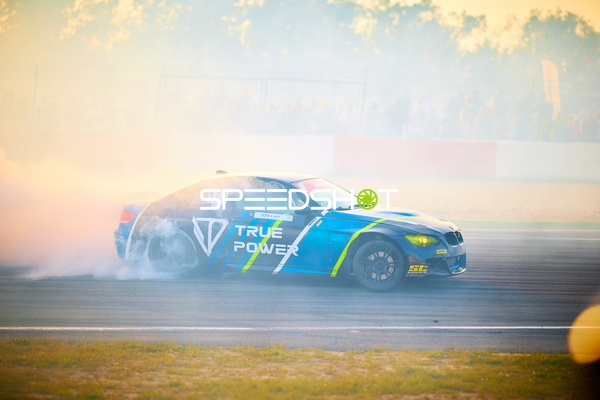 Rennfahrzeug driftet auf der Strecke