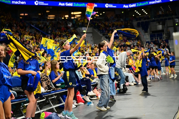 Fans feiern in der SAP ARENA