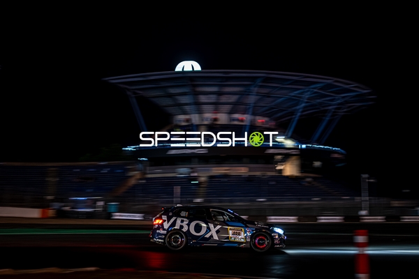 Rennfahrzeug auf der Rennstrecke