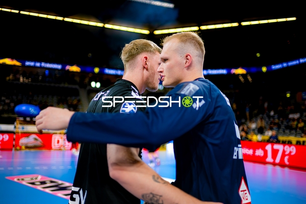 Spieler begrüßen sich herzlich