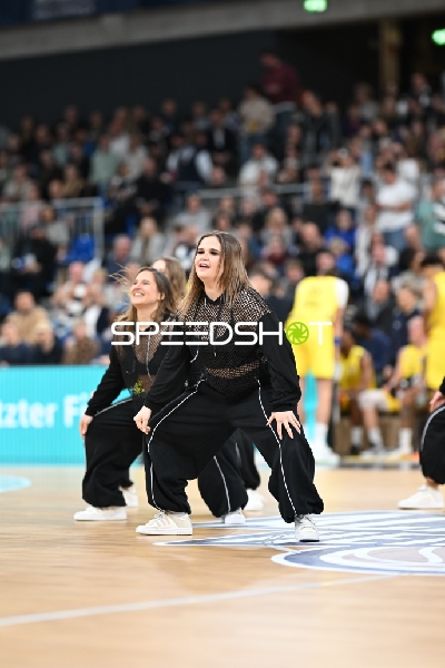 Basketball-Szene mit Cheerleaderinnen