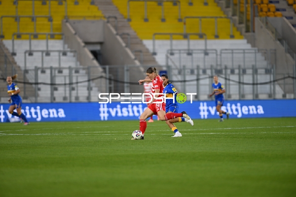 Noemi Gentile mit Ball